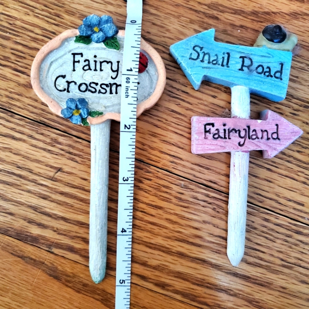 Fairies Gnome Arrow Sign Tree Small Inside Outside Decor 5" Garden or‎ Display 2 - Picture 3 of 3